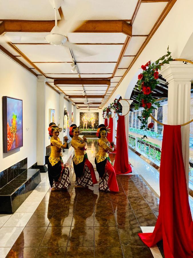 Raintree Boutique & Gallery 4*